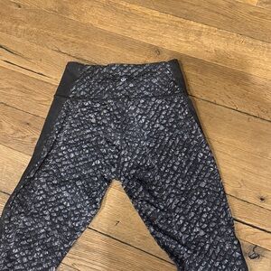 Lululemon Black Patterned Leggings 3/4 length